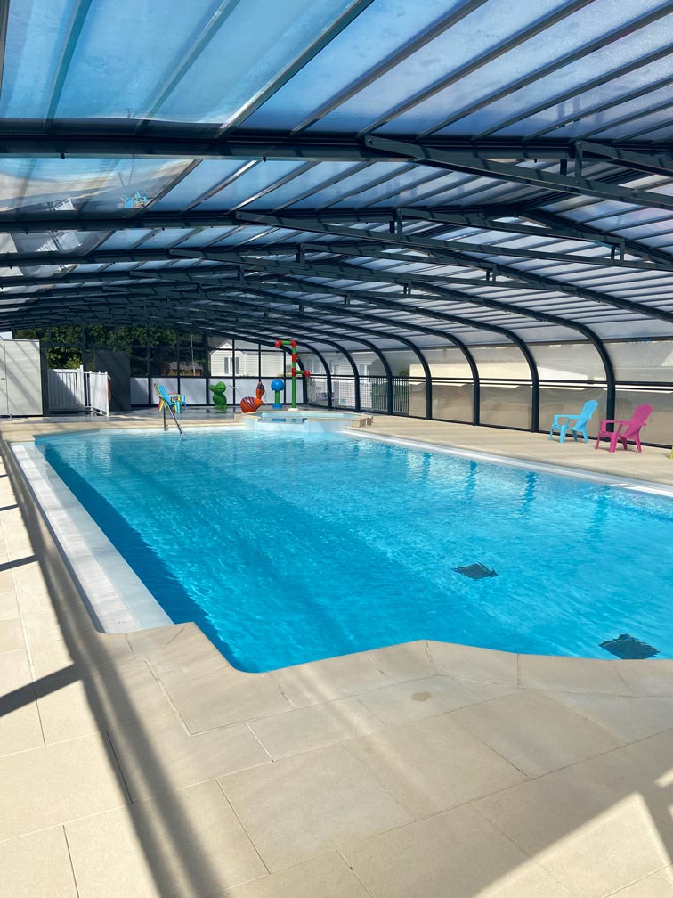 Piscine couverte du camping à Saint-Molf l'Île de Kernodet