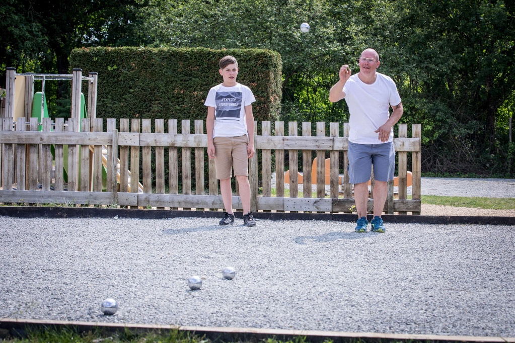 Vacanciers jouent à la pétanque au camping St Molf : l'Ile de Kernodet