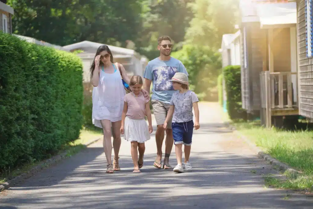 famille partant à la plage allée du camping l'Île de Kernodet Saint-Molf