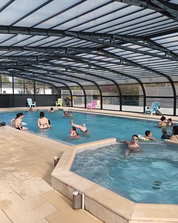 piscine couverte chauffée du camping l'Île de Kernodet Saint-Molf